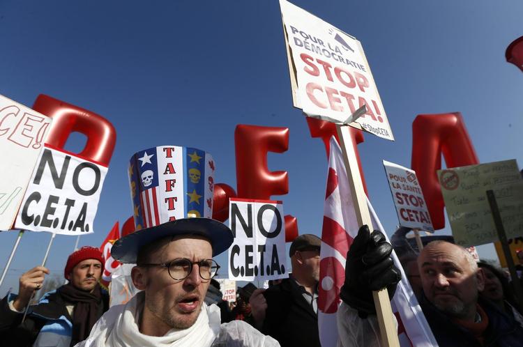 EU’s aftale om frihandel med Canada har været omstridt i flere lande. Her er det en demonstration mod aftalen i Frankrig tidligere på året. 