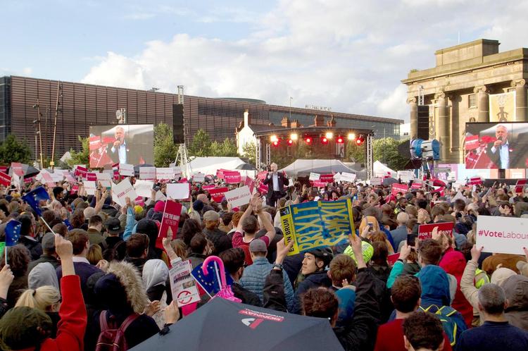 Labours leder, Jeremy Corbyn, taler til borgere i Birmingham i den sidste del af valgkampen. På storskærm og ansigt til ansigt. 