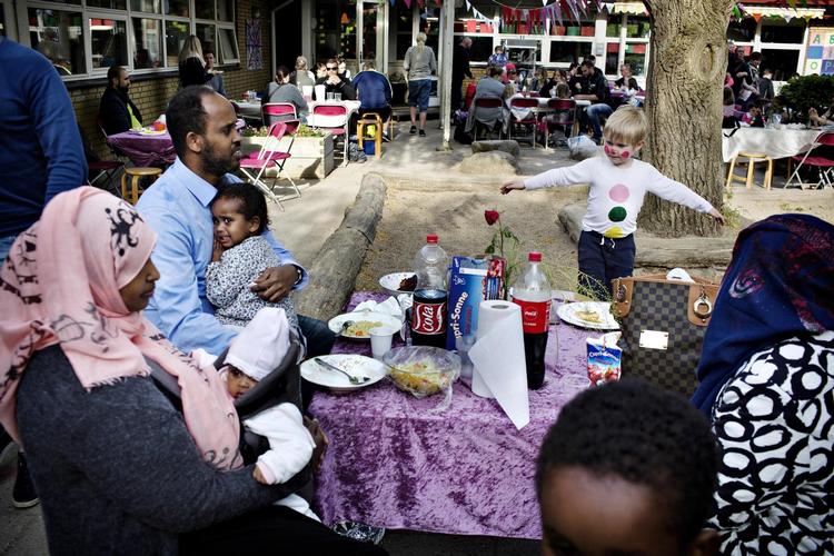 Forleden var familien til et arrangement i sønnen Jabirs børnehave. Mohamed og Fadhumo har selv besluttet, at han skal gå i den børnehave, så han er blandt flere etnisk danske børn. 