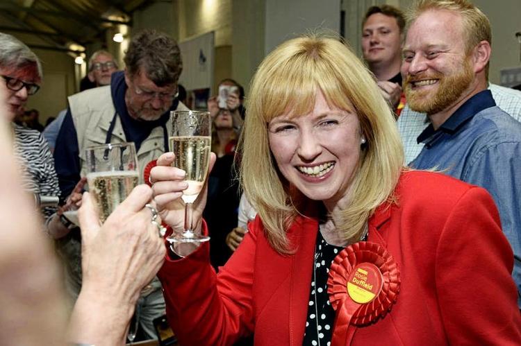 Labours Rosie Duffield overraskede sig selv og resten af Storbritannien ved at snuppe parlamentssædet i Canterbury, som har været på Konservatives hænder siden Første Verdenskrig. 