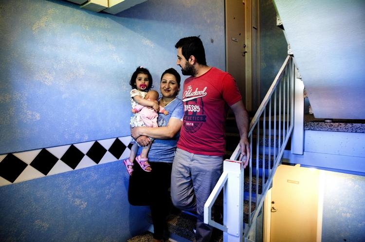 De iranske kurdere Darab Rostami og Sabri Ebrahimi er gift. Men hvor han har fået asyl som politisk flygtning, har hun fået afslag. Derfor skal hun nu udrejse, mens deres fælles barn, Lania, kan blive hos sin far. 