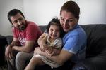 31-årige Sabri Ebrahimi skal til Iran for at søge om familiesammenføring. Datteren Lania og husbonden Darab Rostami har lov til at blive i landet. 