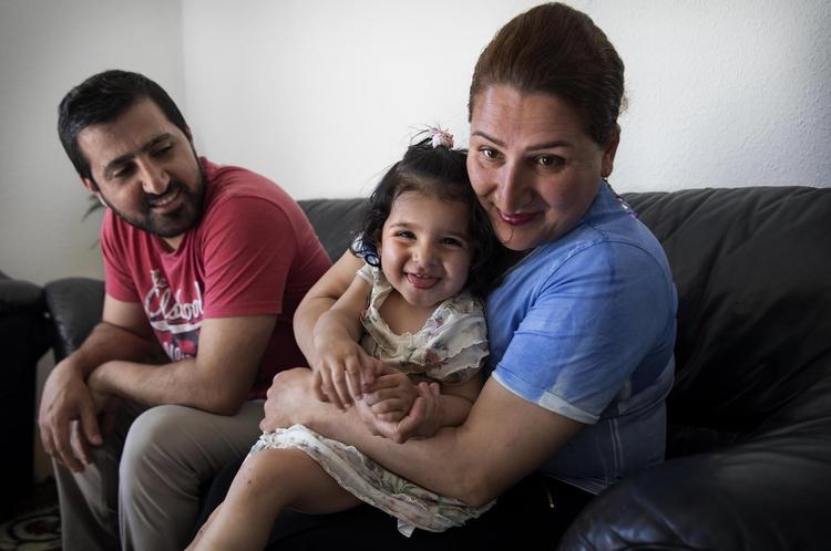 31-årige Sabri Ebrahimi skal til Iran for at søge om familiesammenføring. Datteren Lania og husbonden Darab Rostami har lov til at blive i landet. 