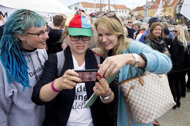 Tidligere statsminister Helle Thorning-Schmidt (S) havde fuldt program fredag på Folkemødet, men mænd er meget overrepræsenteret i festivalens program.  