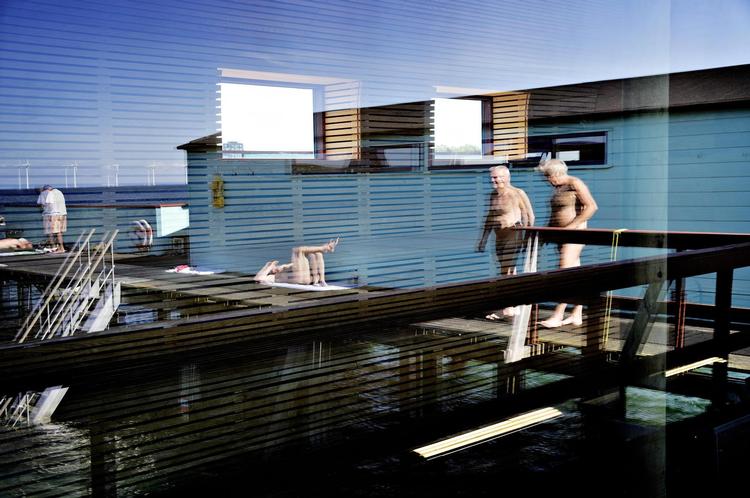 Badeforeningen på Helgoland er kommet i voldsom modvind, da de besluttede at udelukke ikke-medlemmer fra at komme om sommeren i nøgenområdet, så de nu må finde sig i striberne efter påklædt solbadning i fællesafdelingen. 