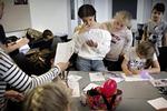 Malaks klassekammerater brugte en del af sidste skoledag til hver især at skrive en farvelhilsen til hende. 
