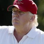 Donald Trump elsker golf og har en række golfklubber. Her er han på banen. Der må man ikke snyde. Det ved enhver golfspiller
 