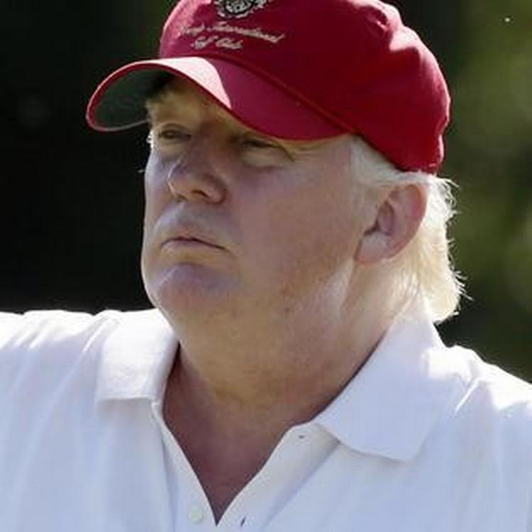Donald Trump elsker golf og har en række golfklubber. Her er han på banen. Der må man ikke snyde. Det ved enhver golfspiller
 