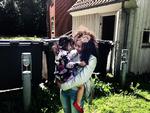 Da Malak ankommer til Dianalund, bliver hun mødt af Maria på to år, som er vild af gensynsglæde. De kender hinanden fra asylcenter Kongelunden, hvor Malak mange gange har passet Maria. 