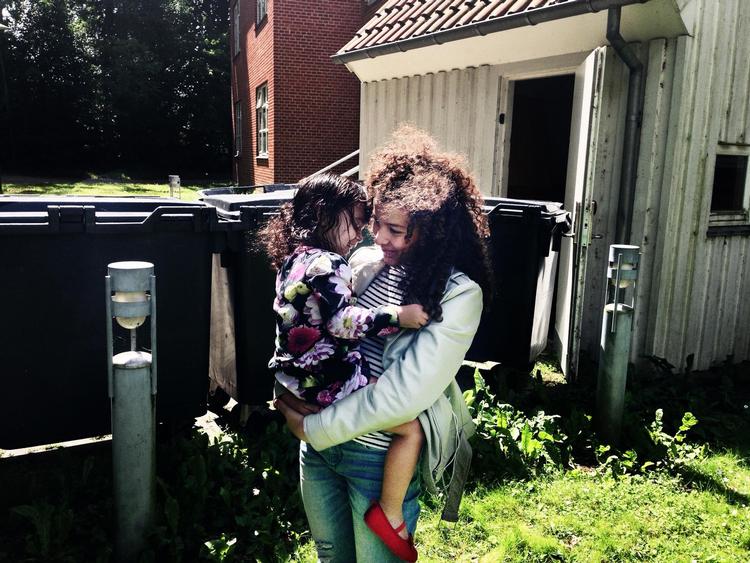 Da Malak ankommer til Dianalund, bliver hun mødt af Maria på to år, som er vild af gensynsglæde. De kender hinanden fra asylcenter Kongelunden, hvor Malak mange gange har passet Maria. 