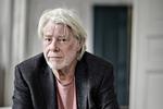 Claus Clausen stod i spidsen for sit livsværk, forlaget Tiderne Skifter, i 42 år. Nu trækker den nye ejer, Gyldendal, ham i retten og kræver købesummen tilbage. 
