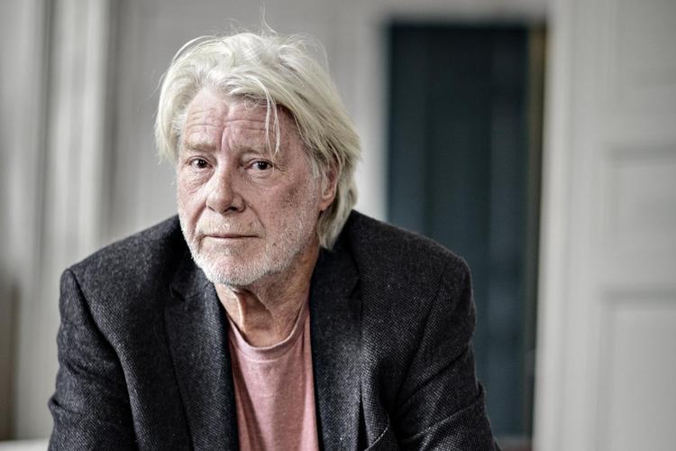 Claus Clausen stod i spidsen for sit livsværk, forlaget Tiderne Skifter, i 42 år. Nu trækker den nye ejer, Gyldendal, ham i retten og kræver købesummen tilbage. 