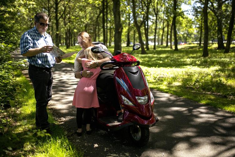 Lene Kruse er flyttet sammen med kæresten Leif, og de deles om ansvaret for Lenes datter Lærke. Men det trækker ned, at Lene Kruse ikke kan få det fleksjob, hun brændende ønsker sig. Den røde el-scooter har hun fortsat brug for på grund af sit handikap. 