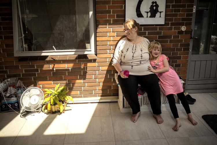 Lene Kruse og datteren Lærke var ramt af kontanthjælpsloftet, som beskærer boligstøtten. Nu er de fri af loftet, fordi de nu bor hos Lenes kæreste, som har hus - så kan Lene ikke få boligstøtte mere. 