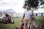 6 mennesker, 12 fødder. Det gælder om at tro på de andre, når man dyrker akroyoga til Move Copenhagen. 650 mennesker er til bevægelsesfestival på Refshaleøen. 