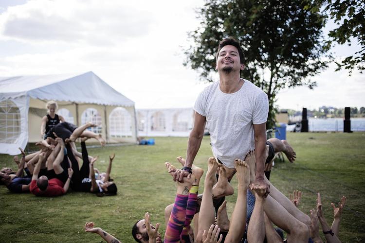 6 mennesker, 12 fødder. Det gælder om at tro på de andre, når man dyrker akroyoga til Move Copenhagen. 650 mennesker er til bevægelsesfestival på Refshaleøen. 