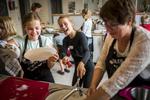 Clara Marie Højholm Rolsted og Liva Rud Lilholm vasker op i eksotisk plastbalje med frivillig Pia Beck. 