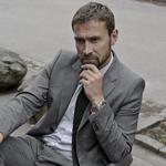 Poul Hauch Fenger mener, at Pia Kjærsgaard begår samme fejl, som hun anklager eliten for, nemlig at sige, at 'de andre' tager fejl. 