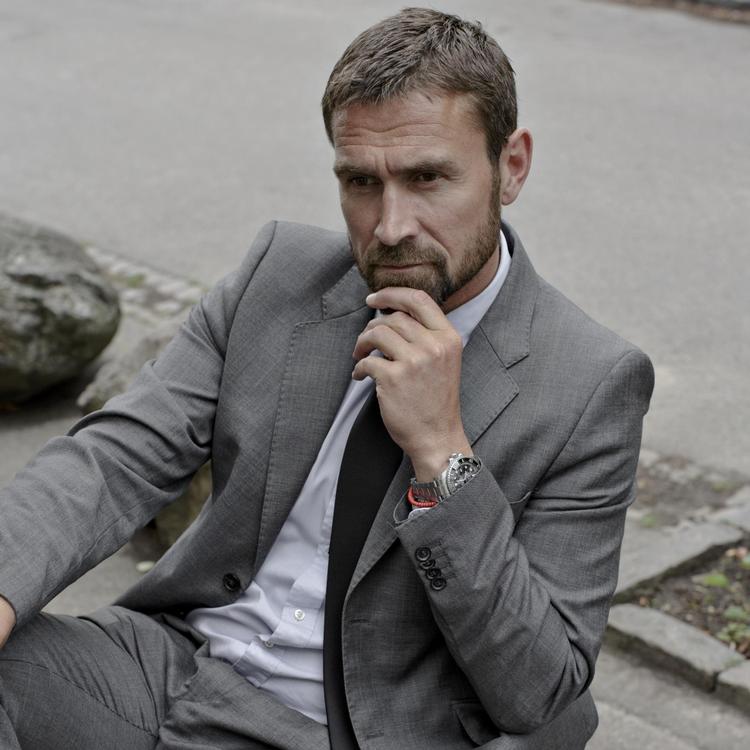 Poul Hauch Fenger mener, at Pia Kjærsgaard begår samme fejl, som hun anklager eliten for, nemlig at sige, at 'de andre' tager fejl. 