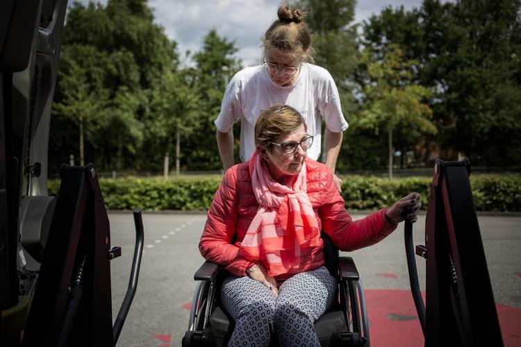 Lis Dehle er stolt over, at hun trods bl.a. et spastisk handikap er meget aktiv. »Jeg går nok nogle gange til grænsen eller lidt over, hvad jeg kan holde til. Men det har også gjort, at jeg har holdt så godt« 