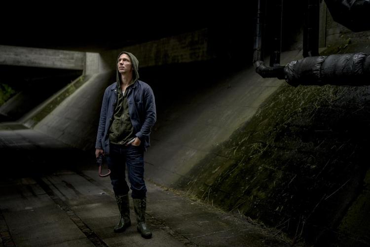 38-årige Peder Frederik Jensen tilbragte det meste af sin barndom her på Lolland-Falster. Som 19-årig flyttede han til Kalundborg på Vestsjælland, hvor han uddannede sig til bådebygger. I dag er han forfatter og bor på Vesterbro i København. 