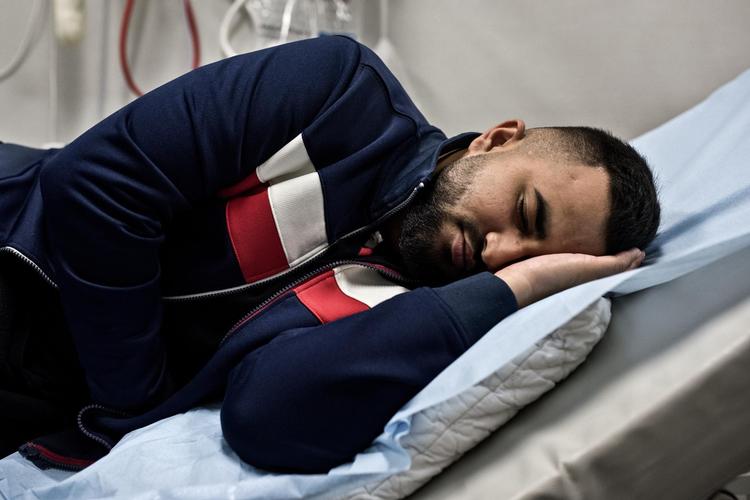 Når Shuaib Asghar kommer på akutmodtagelsen i Hvidovre, får han en farve. Den gives, efter hvor syg han er. Han har nyresten og får farven gul. Det betyder, at sygere patienter kan springe køen over. 