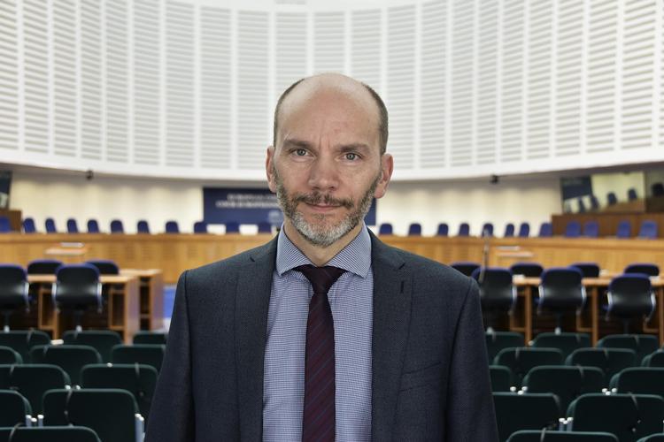 Den danske dommer ved Menneskertsdomstolen i Strasbourg, Jon Fridrik Kjølbro, er på det rene med, at doms-praksis har ændret sig. »Vi bliver jo præsenteret for problemstillinger, som er fuld-stændig anderledes, end da man vedtog konventionen i 1950«. 