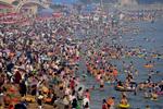 Besøgende på en strand i den kinesiske by Qingdao tidligere på måneden, da store dele af Kina led under en massiv hedebølge, 