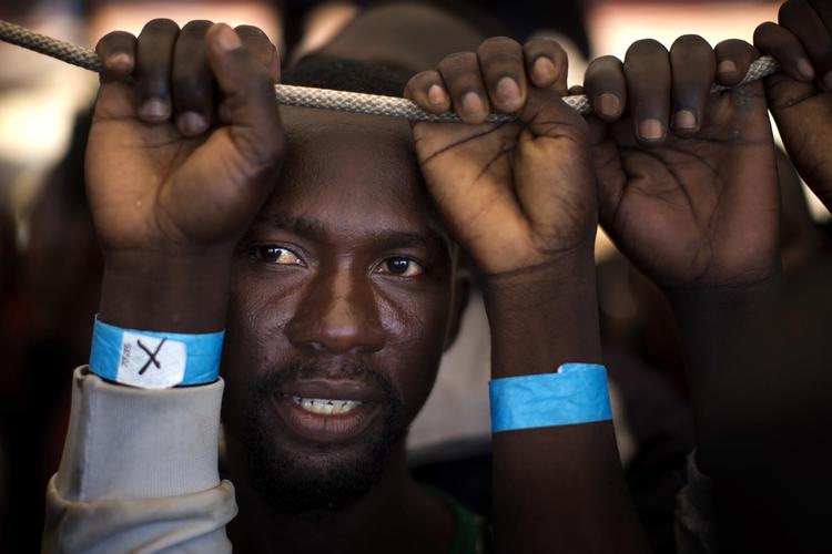 25-årige Samuel fra Nigeria venter på at forlade det ngo-fartøj, som midt på måneden samlede ham og flere hundrede migranter op, da de forsøgte at krydse Middelhavet på deres vej til Europa. 