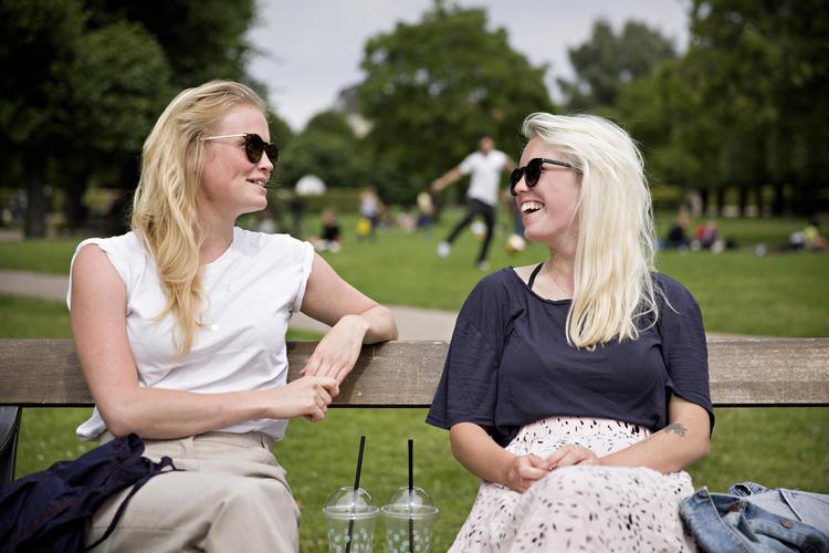 Marie (th.) og Amalie er ikke fremmede for emnet fortrydelsespiller, selv om det kun er Amalie, der har prøvet at tage en. Det er et emne, der snakkes om. 