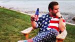 Sidste sommer blev 27-årige Seth Rich myrdet, og gernings-mændene er aldrig blevet fundet. På den amerikanske højrefløj florerer nu en konspirationsteori: Det var ikke et væbnet røveri, der gik galt, som politiet ellers mener, men derimod Hillary Clinton, der havde udsendt lejemordere. Foto: Seth Rich Memorial Facebook Page 