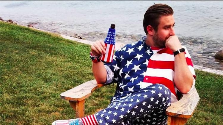 Sidste sommer blev 27-årige Seth Rich myrdet, og gernings-mændene er aldrig blevet fundet. På den amerikanske højrefløj florerer nu en konspirationsteori: Det var ikke et væbnet røveri, der gik galt, som politiet ellers mener, men derimod Hillary Clinton, der havde udsendt lejemordere. Foto: Seth Rich Memorial Facebook Page 
