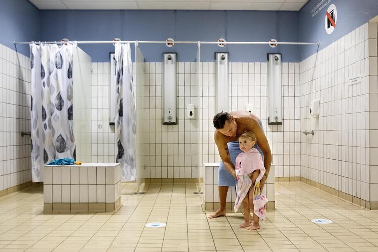 Mikkel Engelhardt er i svømmehallen med datteren Ida på 2 år. Han ser mange, der ikke vasker sig. »Og det er irriterende, når vi andre gør det ordentligt. Jeg bryder mig da ikke om at svømme rundt i sådan et bakteriebassin«. 