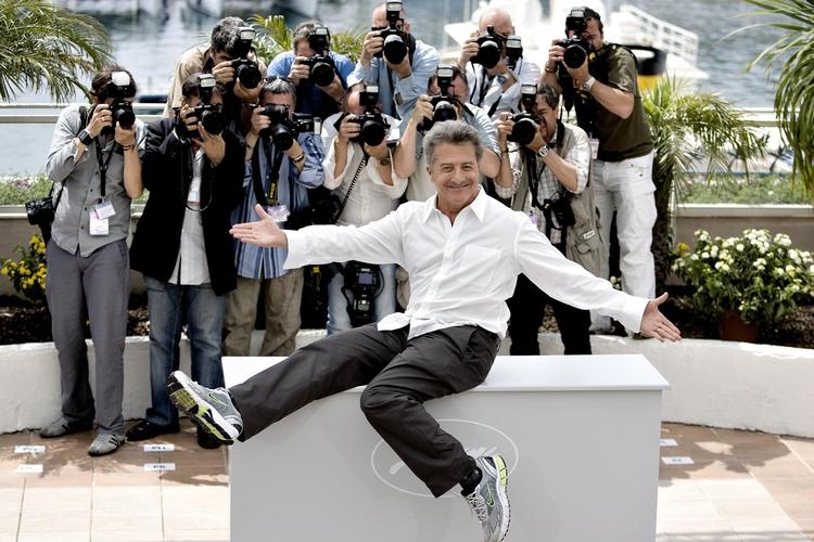 Dustin Hoffman gør sig til for fotograferne i Cannes i forbindelse med visningen af ’Kong Fu Panda’ i Cannes. 