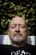 Allan Riise var lettet, da lægerne i maj sagde, at de ville skære hans svulst i bugspytkirtlen væk. Men under fem ugers ventetid på operationen bredte sygdommen sig, og indgrebet blev aflyst. Nu kæmper han mod dystre tanker. 