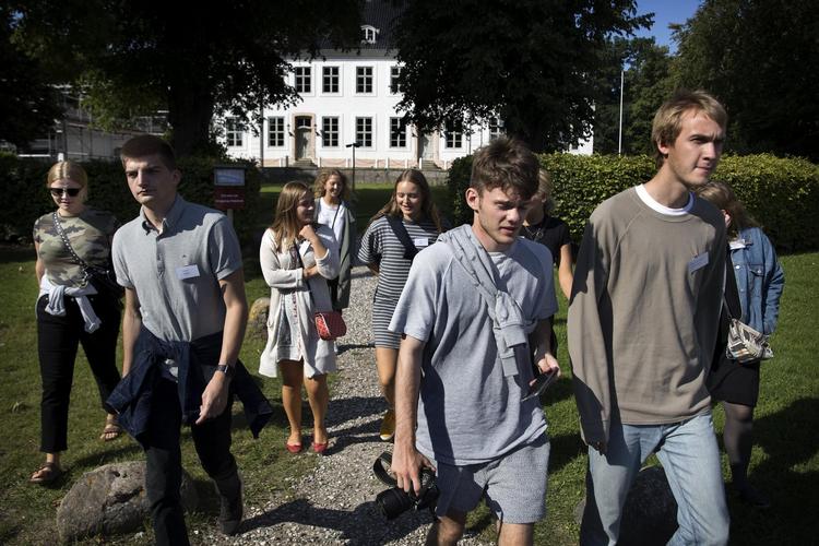Højskoleelever foran Krogerup Højskole i august 2017. Finn Frandsen