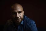 Dar Salim er uddannet pilot. Senere nærmest snublede han ind i skuespillerfaget. 