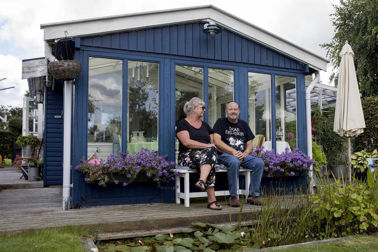 Allan Riise var tidligere skolelærer med sløjd, biologi og idræt som linjefag. Han brugte mange kræfter på kolonihavehuset i Brøndby, som han her sidder og nyder med hustruen, Jette Rindom. 