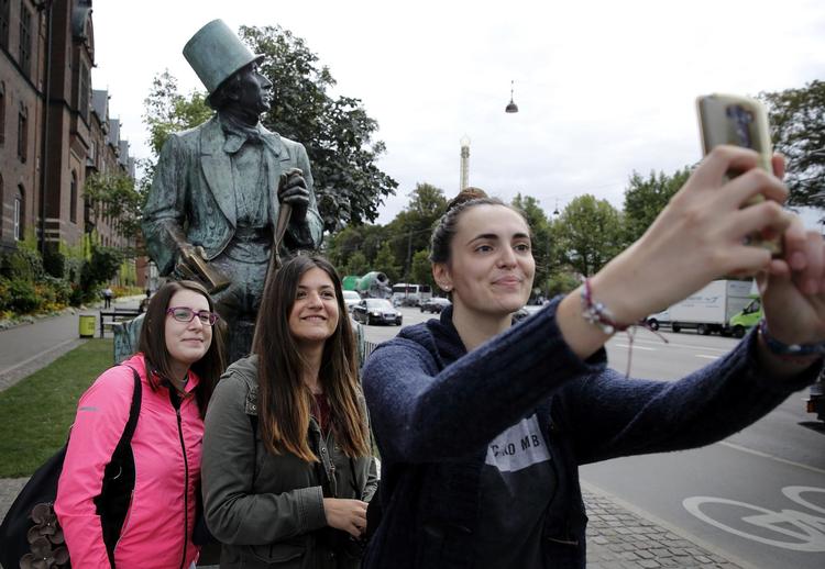 Statuen af H.C. Andersen på boulevarden i København af samme navn er vel også en slags kropkunst. 