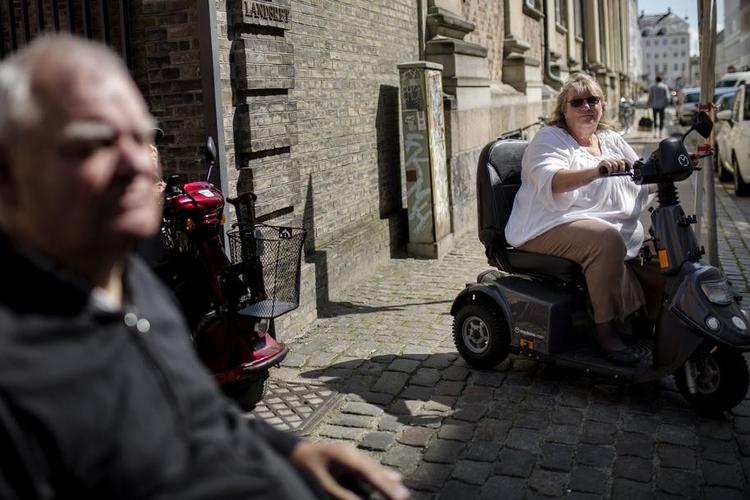 AKTIVE. Gunnar Frederiksen og Birte Brejner har muskelvind. Og er meget aktive folkepensionister. De sagsøger staten for at snyde dem for de beløb, de før fik som støtte til at kunne leve et liv som deres jævnaldrende. Foto: Henriette Dæhli 