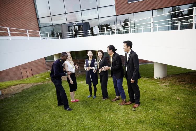 De kom fra 4 forskellige kontinenter med 6 forskellige uddannelser. De opdagede, at indpakning af paller i plastik er et stort miljøproblem, der kan løses. Kevin Lee (nummer 2 fra højre) skal nu stå i spidsen for at føre deres fælles idé ud i livet. 