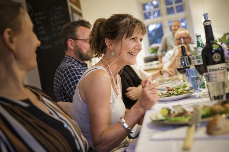 Lene smed sit ’safety suit’ i Birkerød og fortalte sin private historie om at turde tage ordet, turde hænge ud over kanten. Bagest ved vinduet står Mads Folmer Jensen, der diskret leder slagets gang og giver ordet videre, så alle kommer i ilden. 