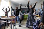 I en musiktime på Ahi International School i Vanløse synger og danser eleverne til en video fra YouTube, mens deres lærerinde spiller keyboard. 