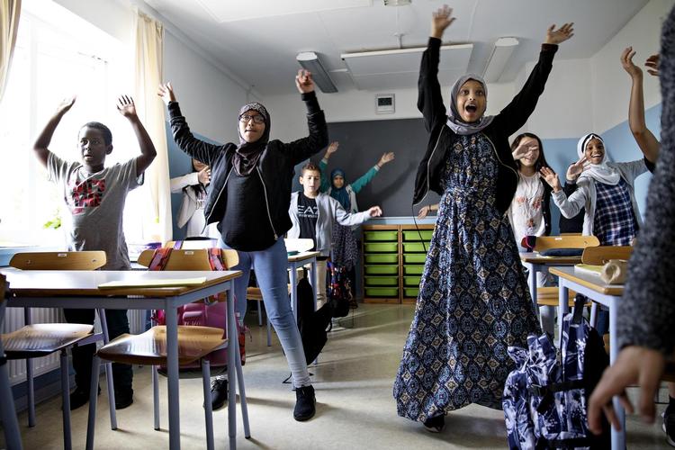 I en musiktime på Ahi International School i Vanløse synger og danser eleverne til en video fra YouTube, mens deres lærerinde spiller keyboard. 