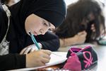 »Da jeg kom herhen, blev jeg meget dygtigere. Og eleverne er tæt knyttet. Man kan være, som man vil«, siger 14-årige Mariam om at gå på muslimsk friskole. 