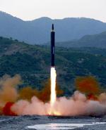 Nordkoreas missiltests har skabt bekymring og vrede. Mette Frederiksen har dog en klar opfordring til USA’s præsident: »Vi må appellere til, at han giver mulighed for et diplomatisk spor, for at undgå at denne krise kommer ud af kontrol«. 