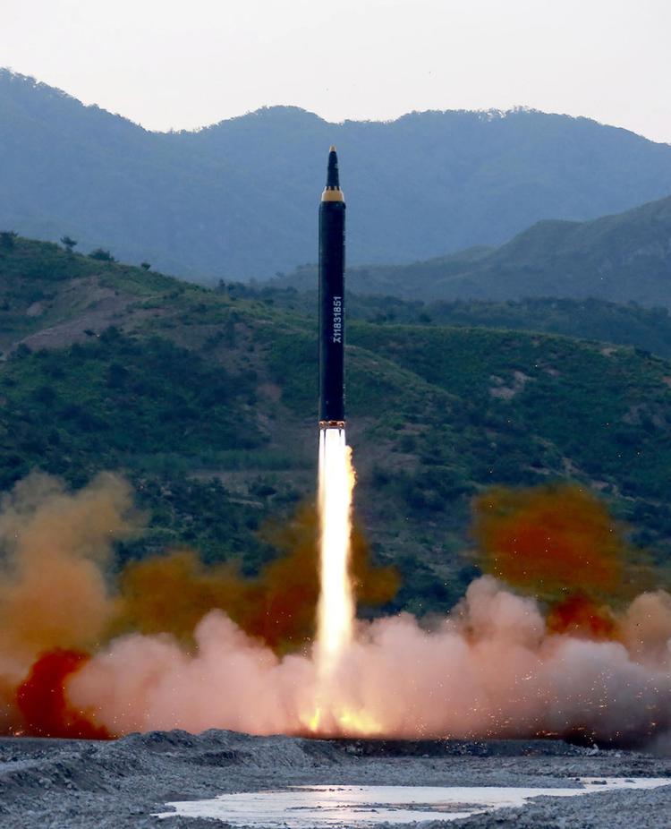 Nordkoreas missiltests har skabt bekymring og vrede. Mette Frederiksen har dog en klar opfordring til USA’s præsident: »Vi må appellere til, at han giver mulighed for et diplomatisk spor, for at undgå at denne krise kommer ud af kontrol«. 