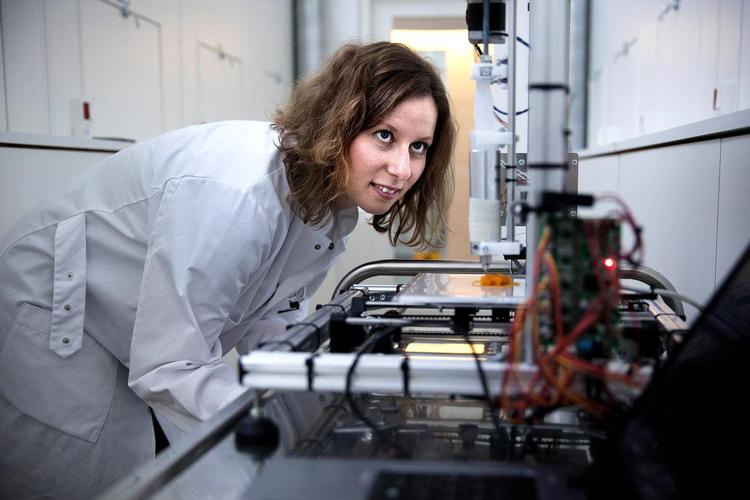 Mia Fiilsøe Falkeborg, ph.d. og specialist i Fødevareteknologi ved Teknologisk Institut og kvinden bag de 3D-printede gulerødder, som børnehavebørn har prøvesmagt. 