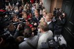 Efter fristforlængelsen af ubådskaptajnen må anklager Jakob Buch-Jepsen svare på spørgsmål fra et enormt opbud af international presse. 