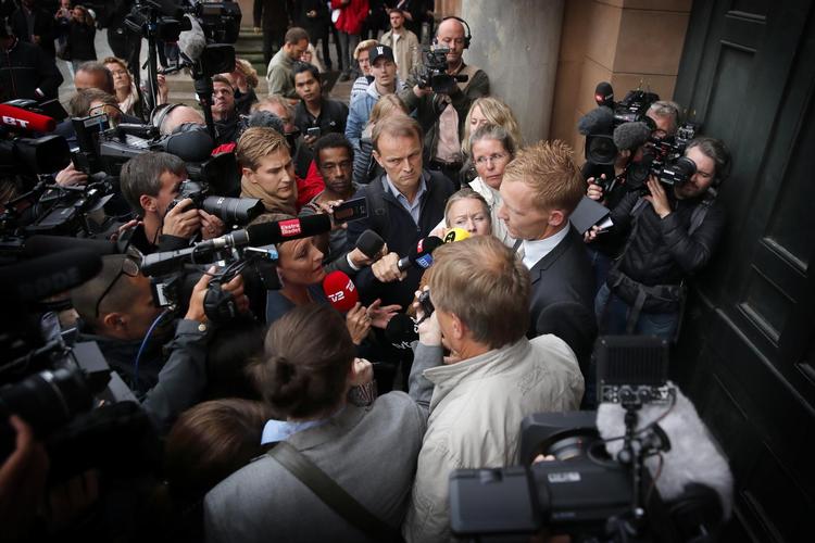 Efter fristforlængelsen af ubådskaptajnen må anklager Jakob Buch-Jepsen svare på spørgsmål fra et enormt opbud af international presse. 